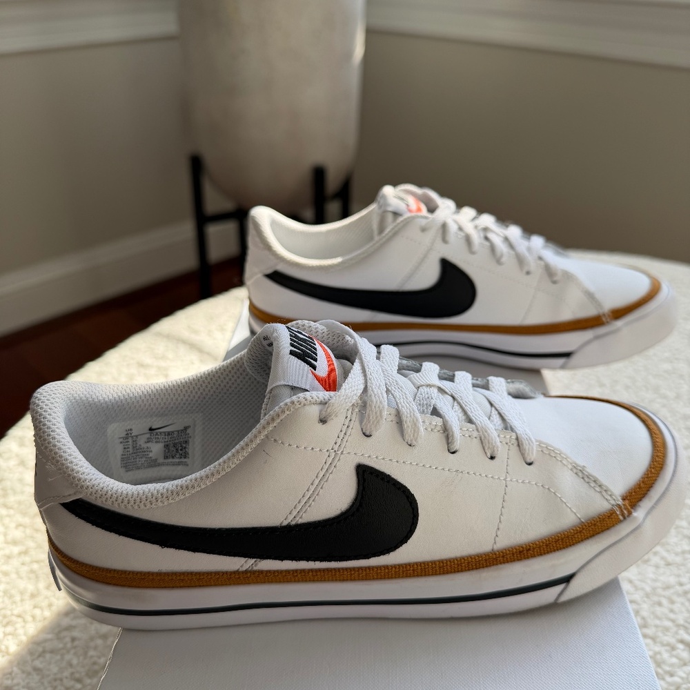 Nike Boys 4Y Sneaker